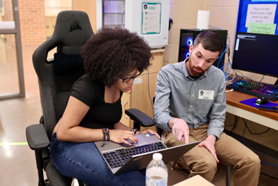 Cloudfit engineer pointing to student's laptop screen